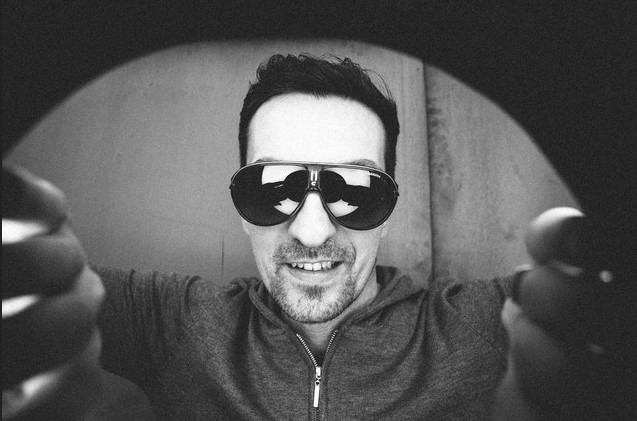 DEEP UNIT, portrait en noir et blanc avec lunettes de soleil