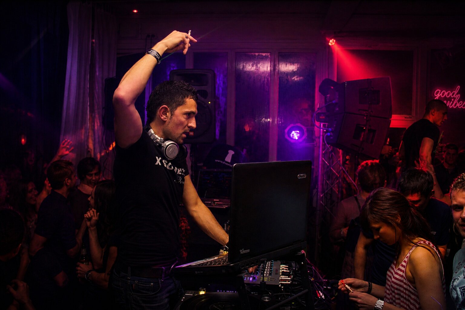 DEEP UNIT, DJ Nice, main levée derrière les platines, ambiance club good vibes