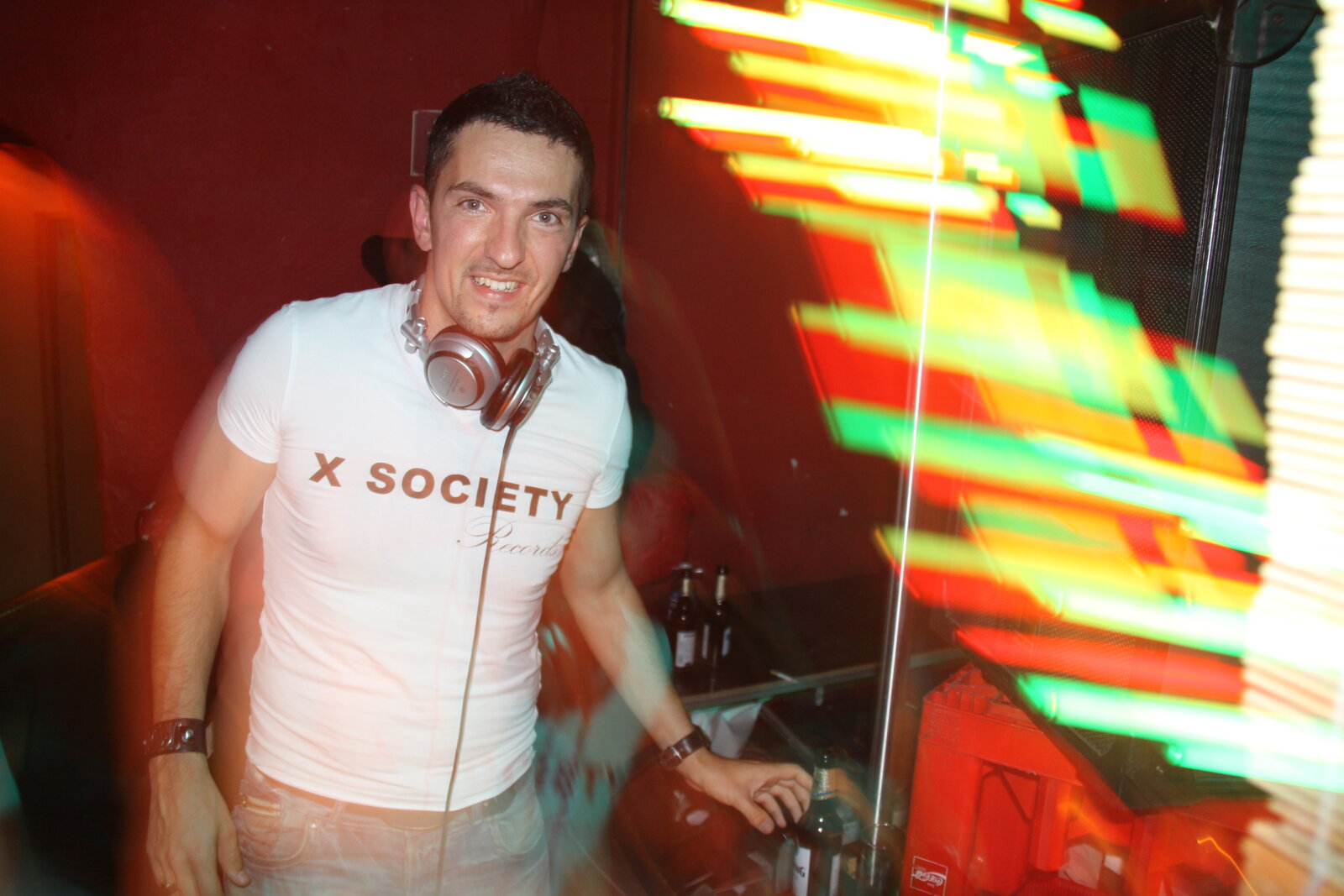 DJ Nice en booth devant un mur LED avec équaliseur coloré