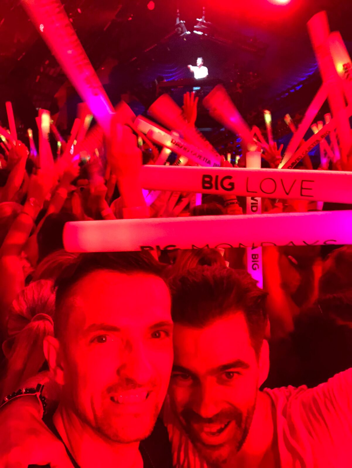 Foule sur un événement DJ Nice sous les lumières rouges