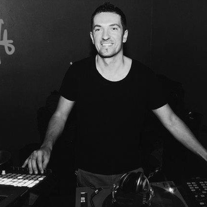 DEEP UNIT, DJ basé à Nice, aux platines en noir et blanc