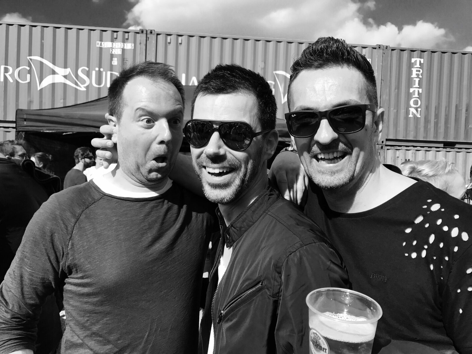 DJ Nice en festival, image en noir et blanc