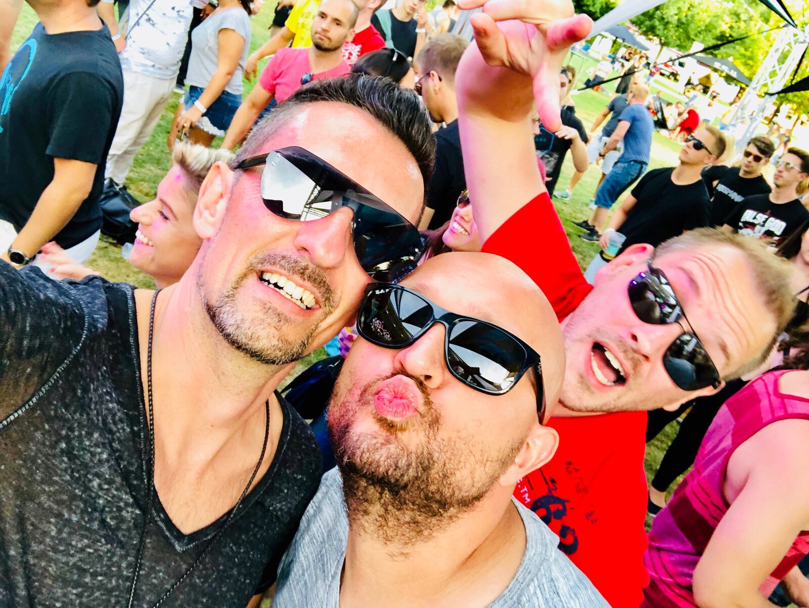 DEEP UNIT, DJ à Nice, avec son équipe sur un festival en plein air