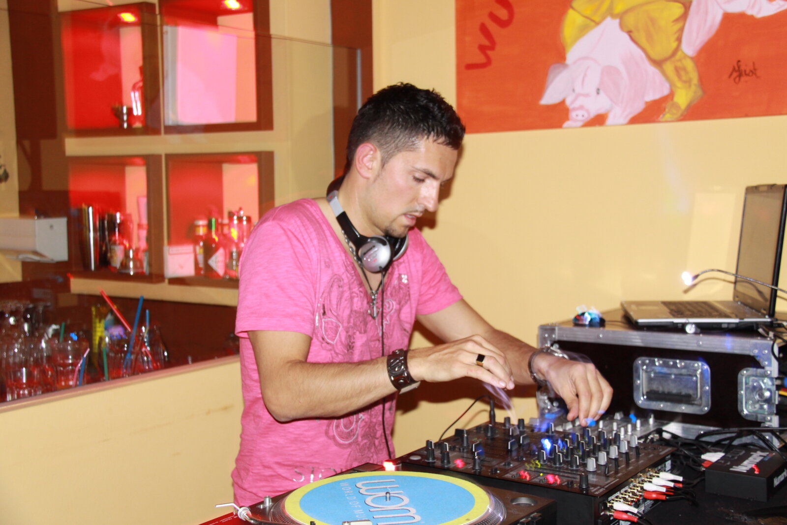DJ Nice en t-shirt rose mixant sur platines vinyle en lounge