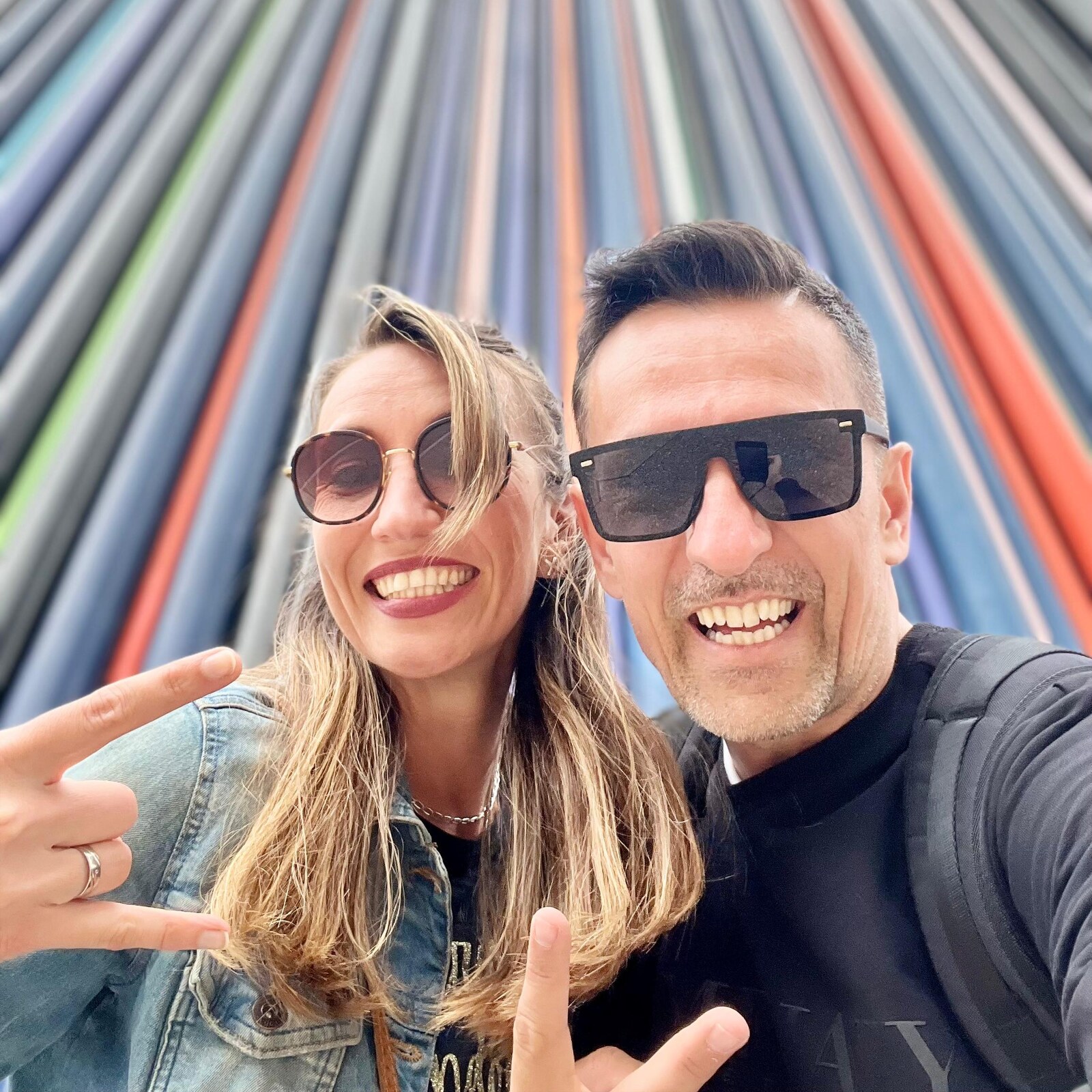 DEEP UNIT, DJ basé à Nice, devant une installation artistique colorée